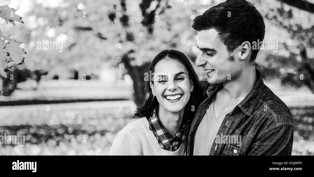 Portrait von lächelnden jungen Paar draußen im Park im Herbst Stockfoto