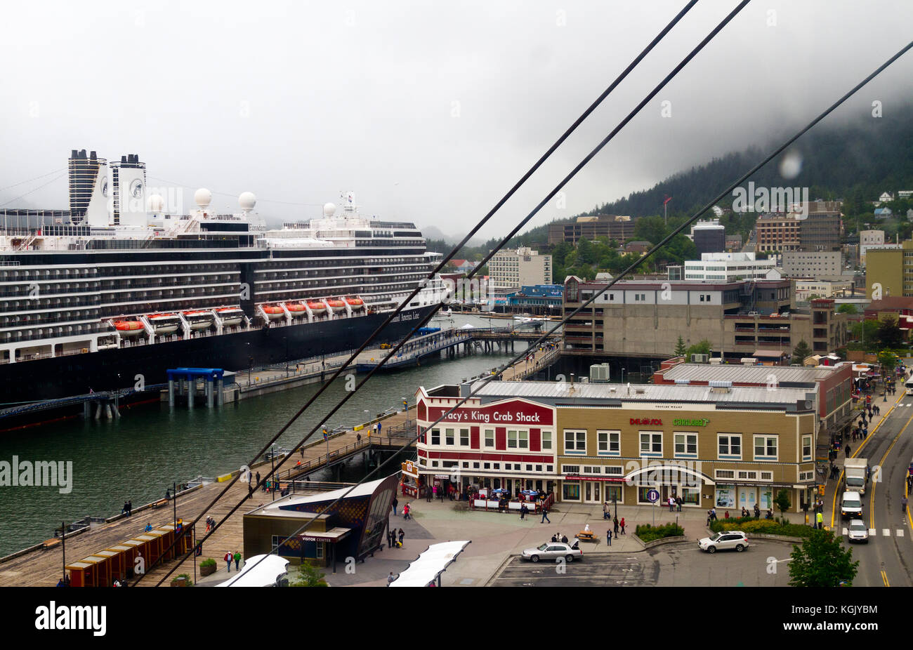 Erhöhten Blick auf Kreuzfahrtschiff Eurodam Dock in Juneau, Alaska. Stockfoto