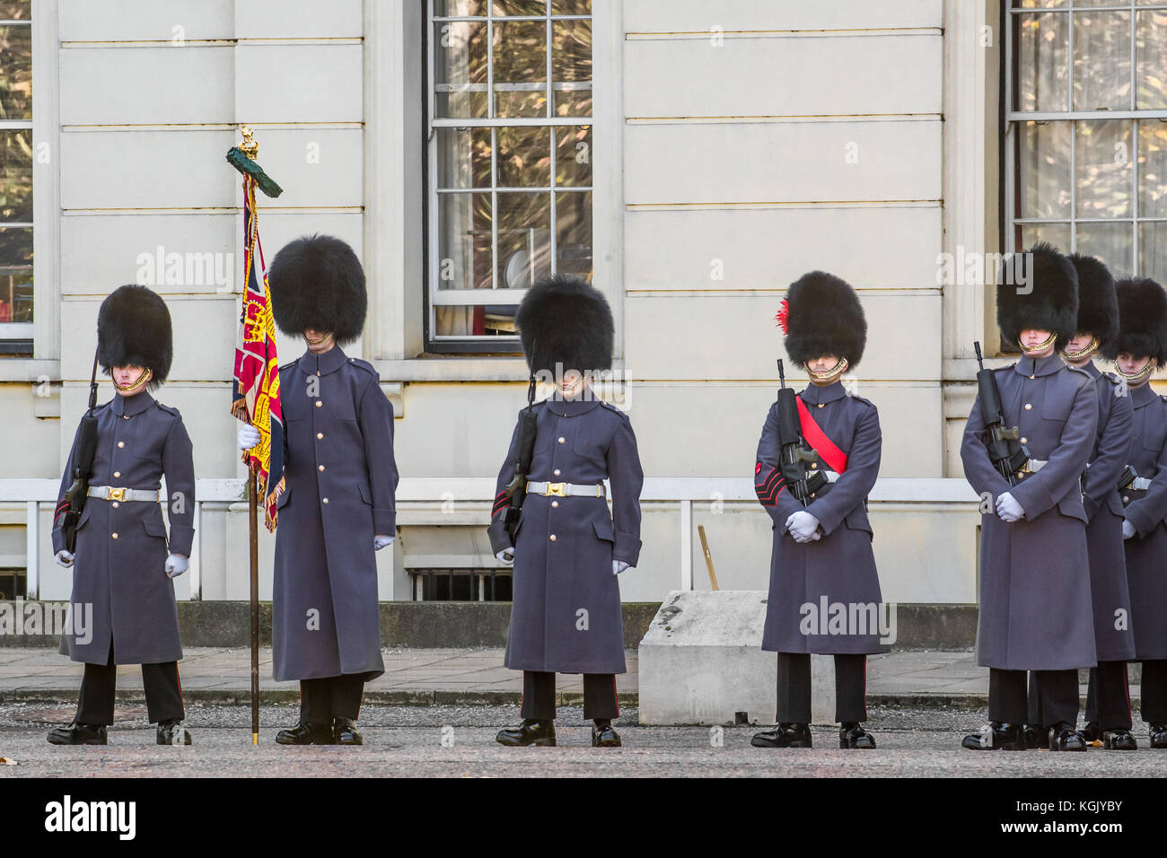 Die Soldaten des 1.batallion Coldstream Guards warten auf die Parade grand Wellington Barracks, die vor der Änderung der Guard am Buckingham und St. Jame Stockfoto