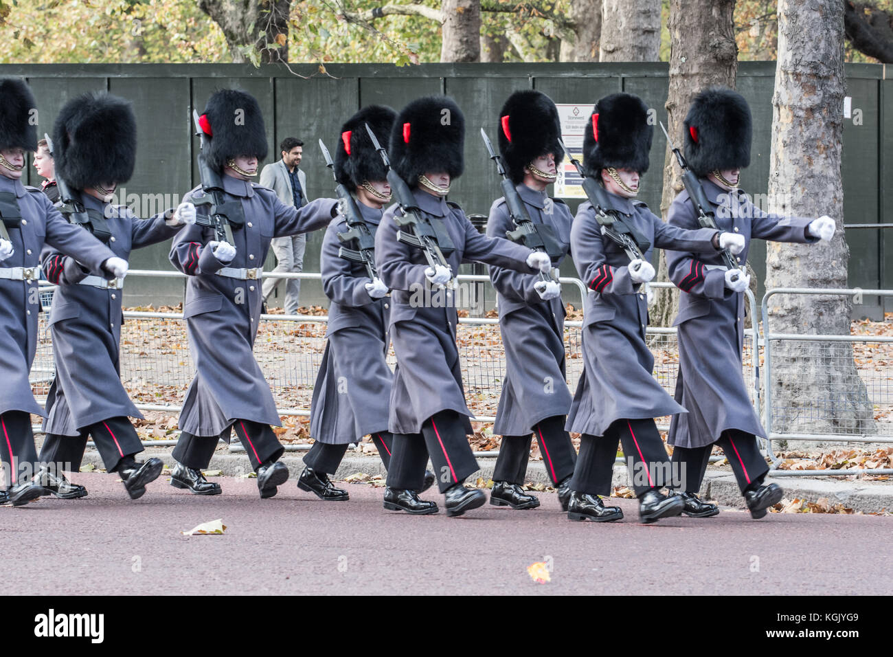 Die Soldaten des 1.batallion Coldstream Guards März entlang der Mall auf dem Weg der Wachmann am St. James's Palace, London zu ändern, Sonntag, den 5. November Stockfoto