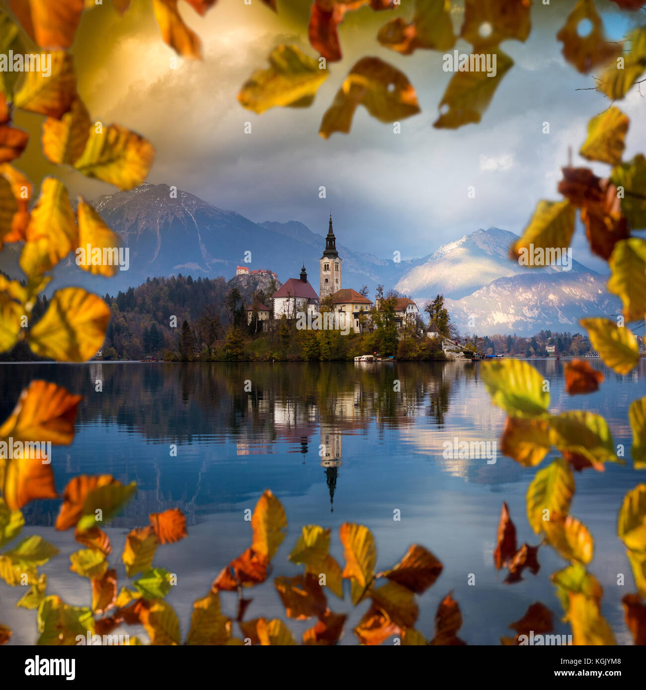 Bled, Slowenien - Schöne Herbst Sonnenaufgang am Bleder See mit der berühmten Wallfahrtskirche Mariä Himmelfahrt der Maria mit Burg von Bled und die Julischen Alpen Stockfoto