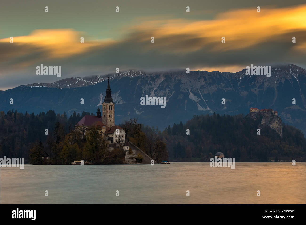 Bled, Slowenien - Schöner Herbst-Sonnenuntergang am Bleder See mit der berühmten Maria-Himmelfahrts-Kirche mit Schloss Bled und Julischen Alpen Stockfoto