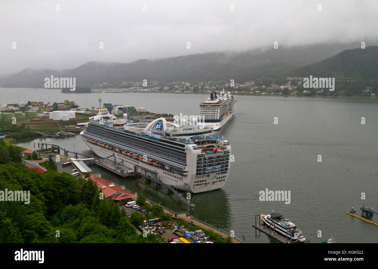 Erhöhten Blick auf Kreuzfahrtschiffen in Juneau, Alaska verankert. Stockfoto