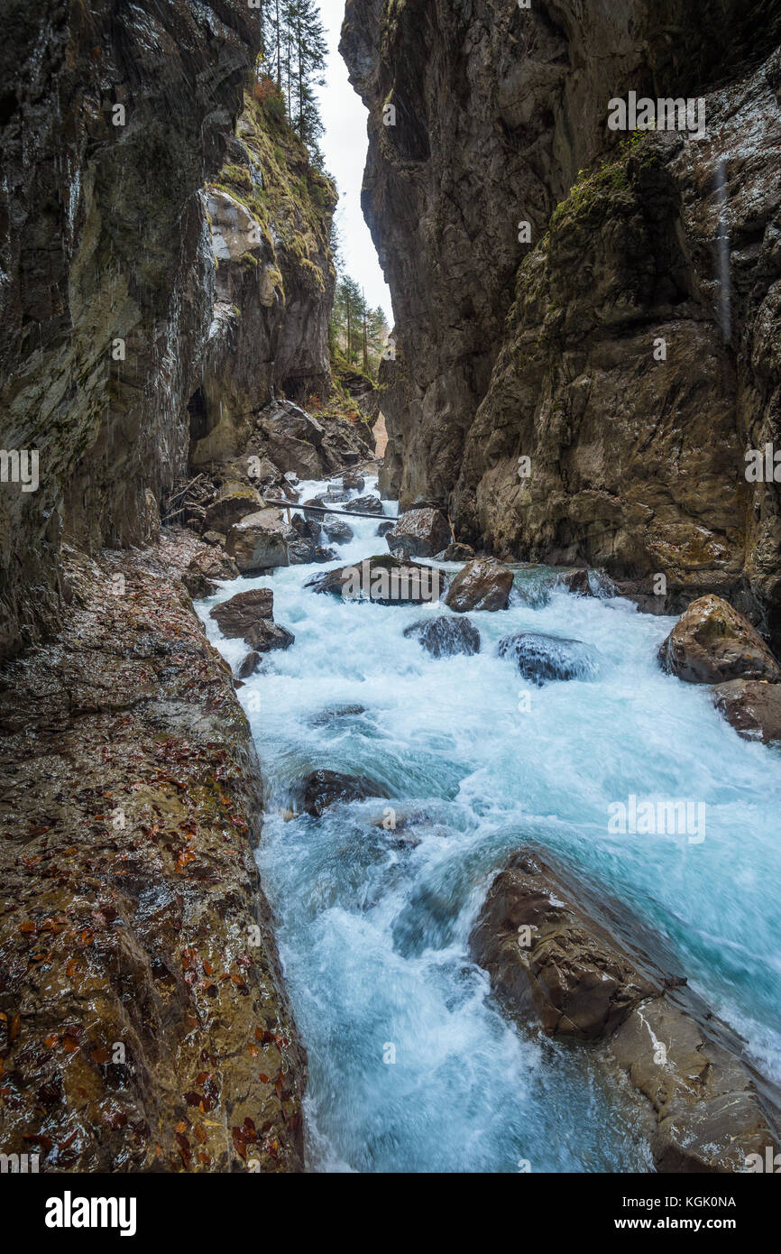 Schlucht oder Schlucht - tiefes Tal mit geraden Seiten. Partnachklamm bei Garmisch-Partenkirchen, Deutschland. Stockfoto