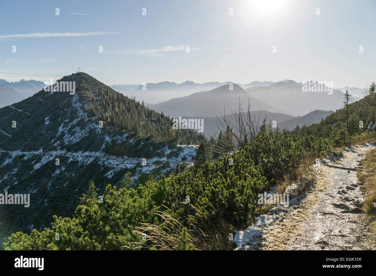 Panoramablick vom herzogstand mit der Berglandschaft im Hintergrund. Stockfoto