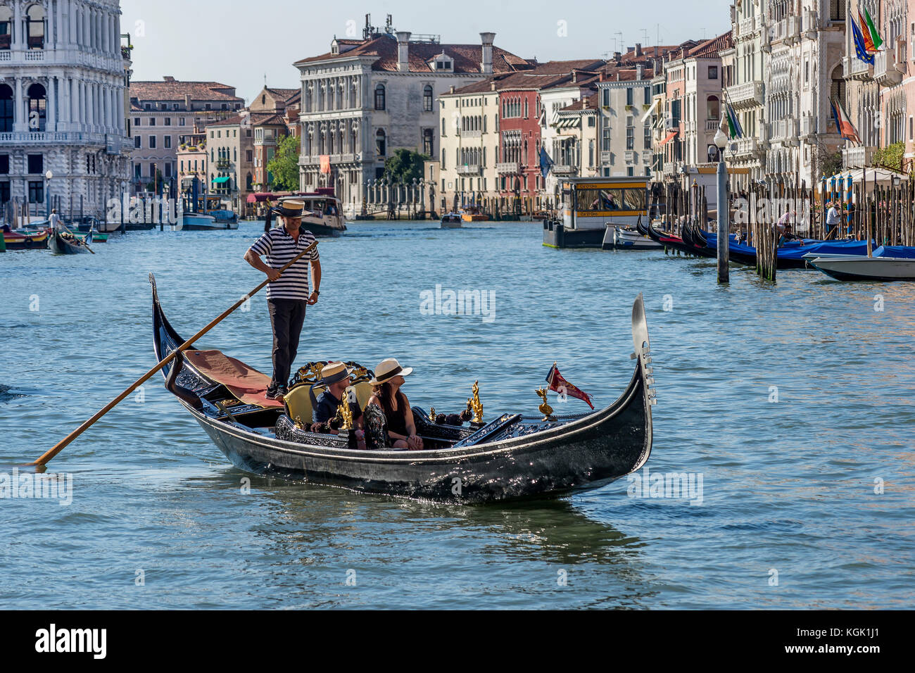 Hochzeitsreisende über den Canale Grande in einer Gondel, Venedig, Italien Stockfoto