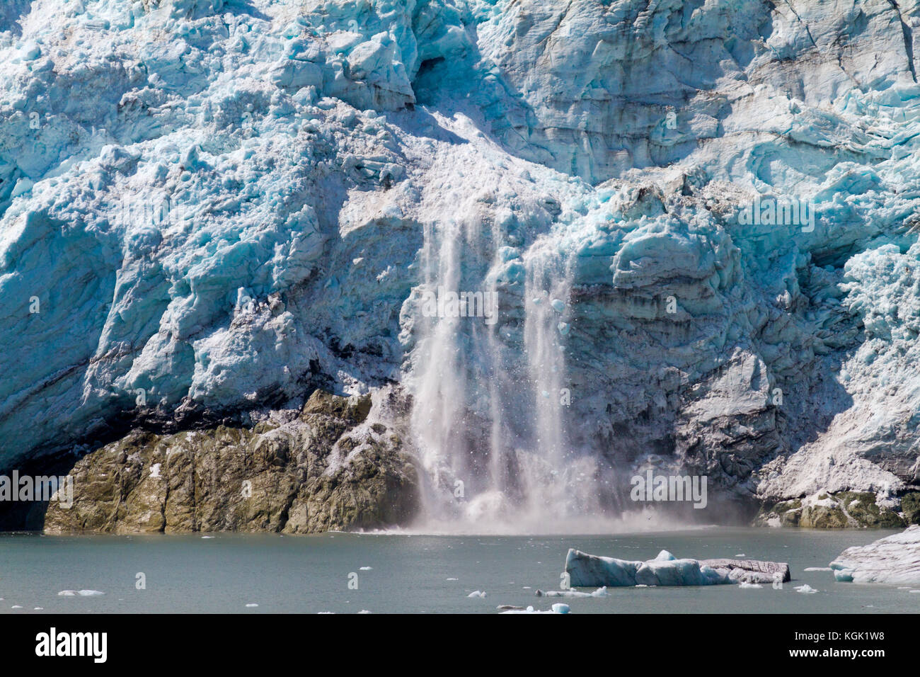 Eis von der Margerie Gletscher gesehen wird, stürzt ins Meer. Stockfoto