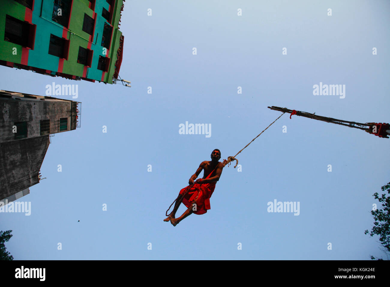 Ein bangladeshi Hindu devotee hängt in einem Seil mit in seinem Rücken als Teil eines Rituals durchbohrt Haken während der charak puja Festival in Dhaka, Bangladesh Stockfoto