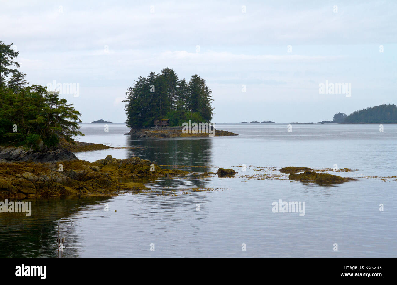 Anzeigen von Sitka Sound in Alaska mit einer einsamen Insel. Stockfoto