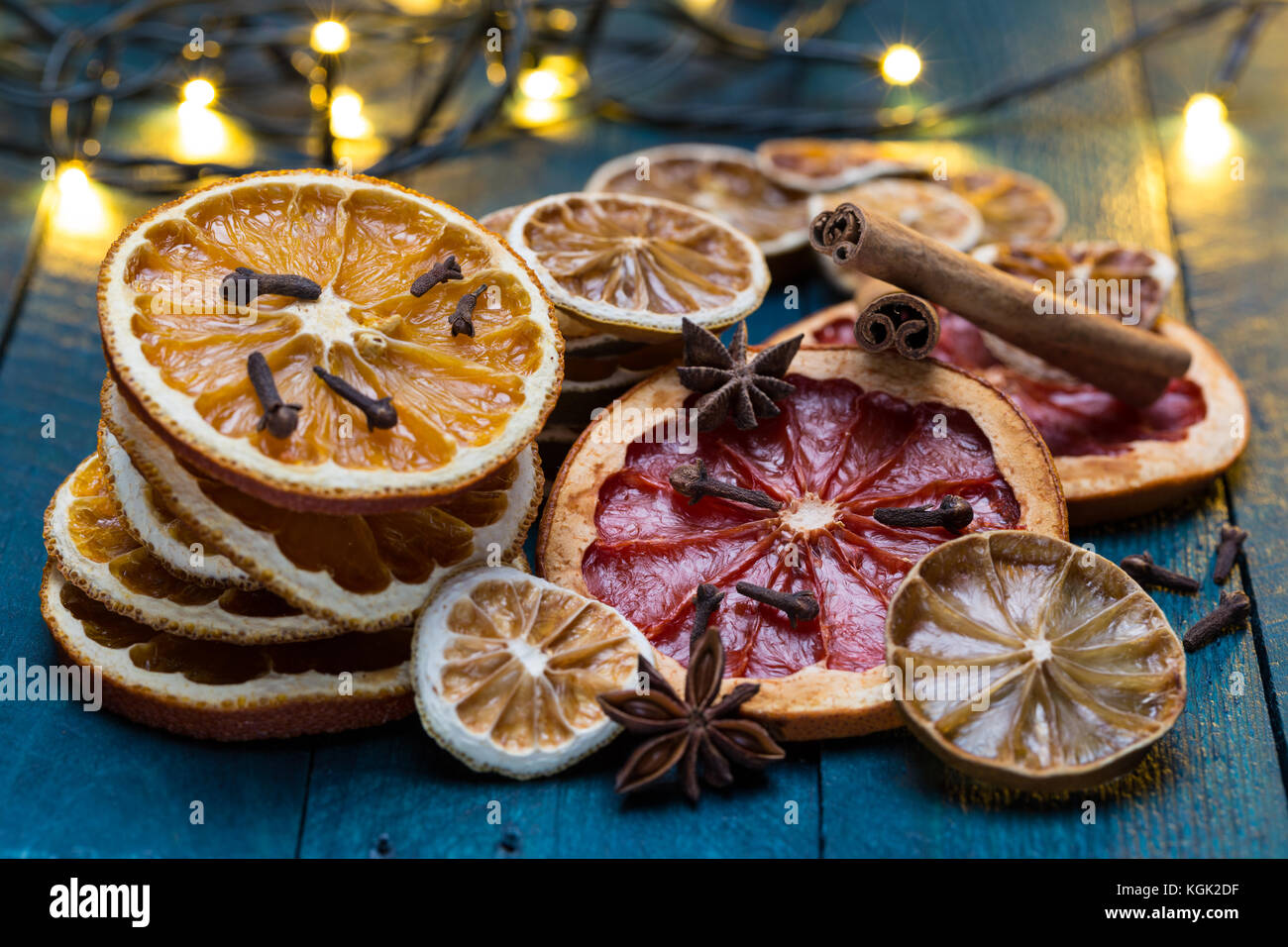 Orangen, Zitronen, Limonen-, Limetten- und Pampelmusensäfte mit Zimt, Anis und Nelke auf Benzin - farbige Holz getrocknet. Stockfoto