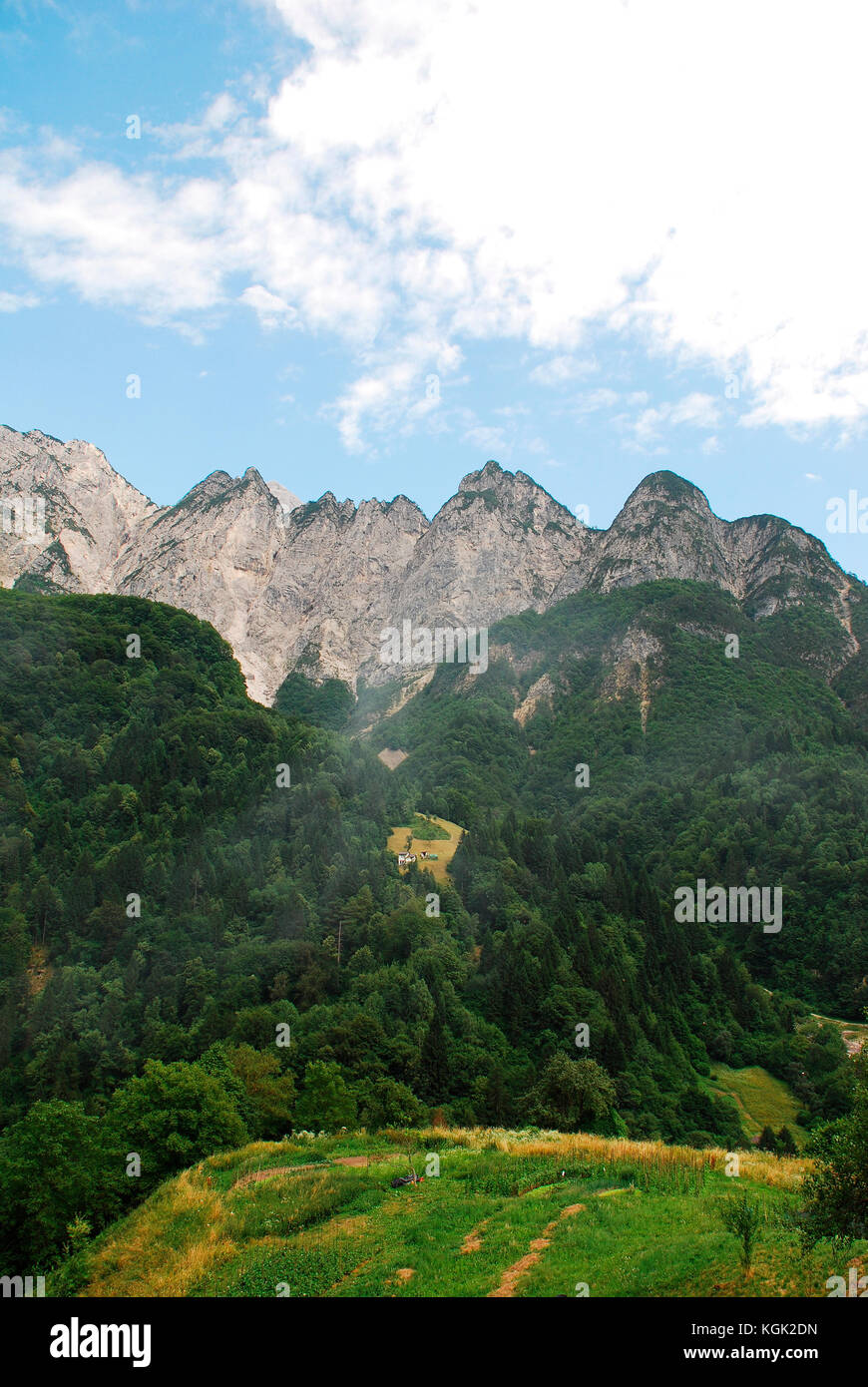 Ein Blick auf die Karnischen Alpen in der Nähe von paularo im Nordosten der italienischen Region Friaul Stockfoto