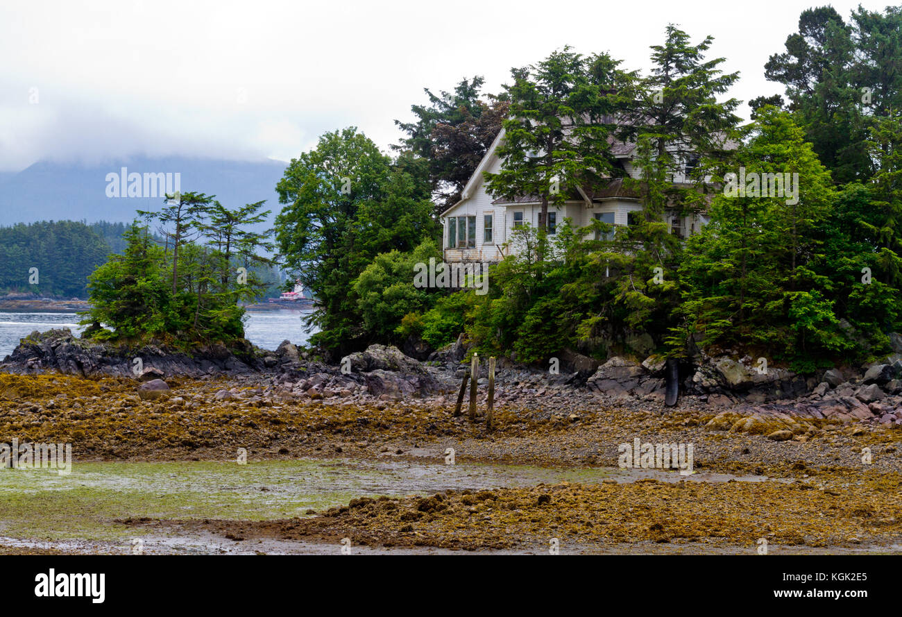 Haus von Bäumen auf einer Insel in der Nähe von Sitka, Alaska umgeben. Stockfoto