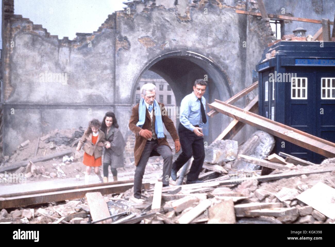 Daleks Invasion der Erde 2150 AD (1966), Peter Cushing, Roberta Tovey, Jill Curzon, Bernard Cribbins Datum: 1966 Stockfoto