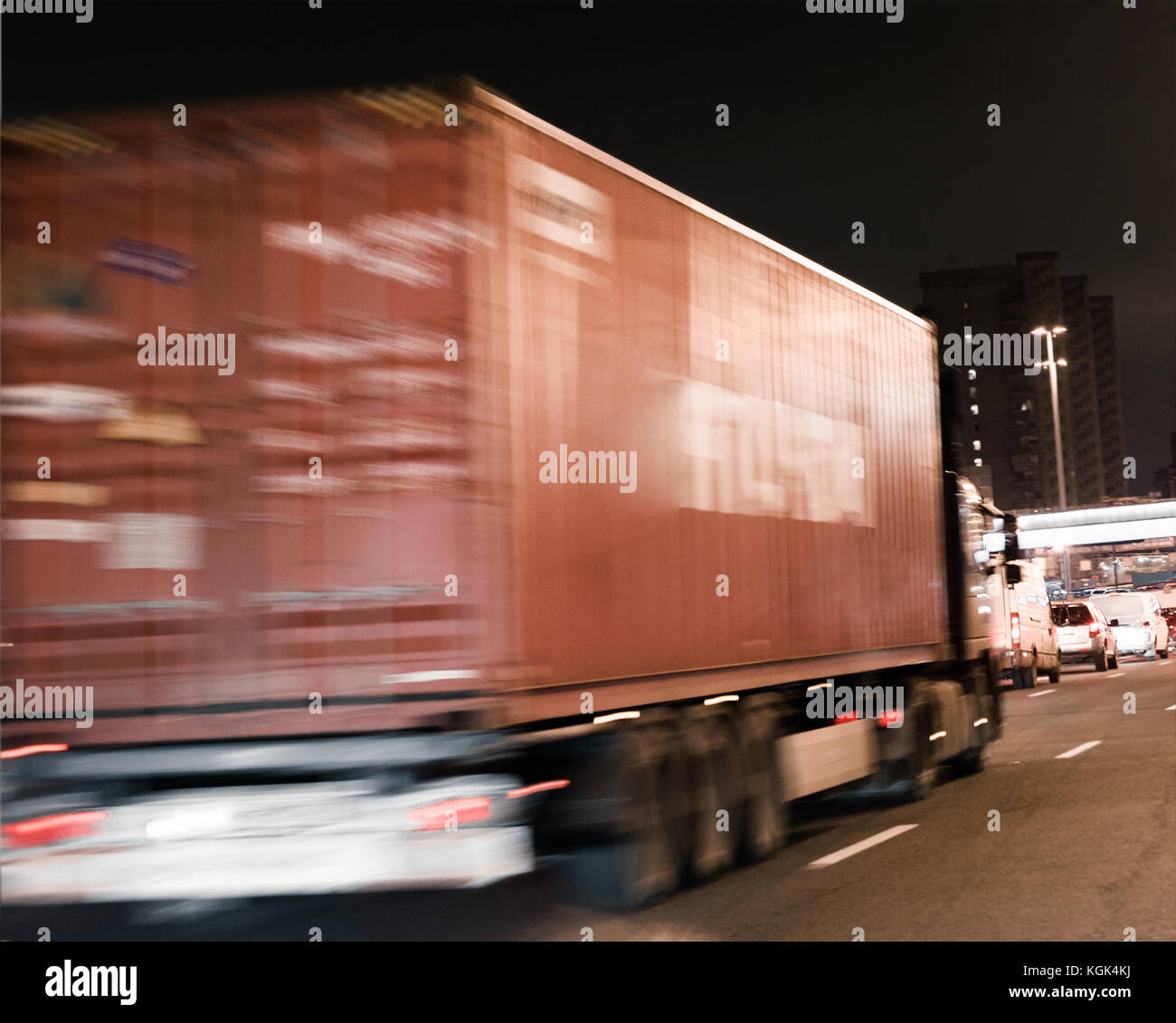 Container Lkw in der Nacht Stadt Stockfoto