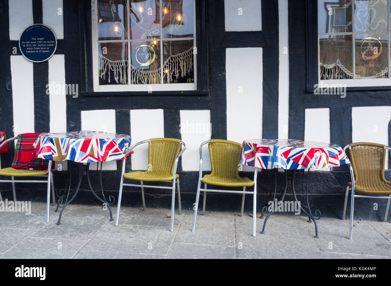 Außerhalb eines traditionellen britischen Cafe in Ludlow, Shropshire, Großbritannien, mit Sitzgelegenheiten und Union Jack Tischdecken Stockfoto
