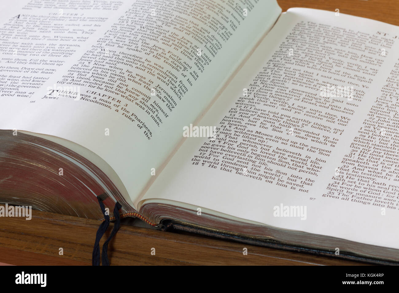 King James Bibel öffnen sich in einem englischen Kirche UK Stockfoto