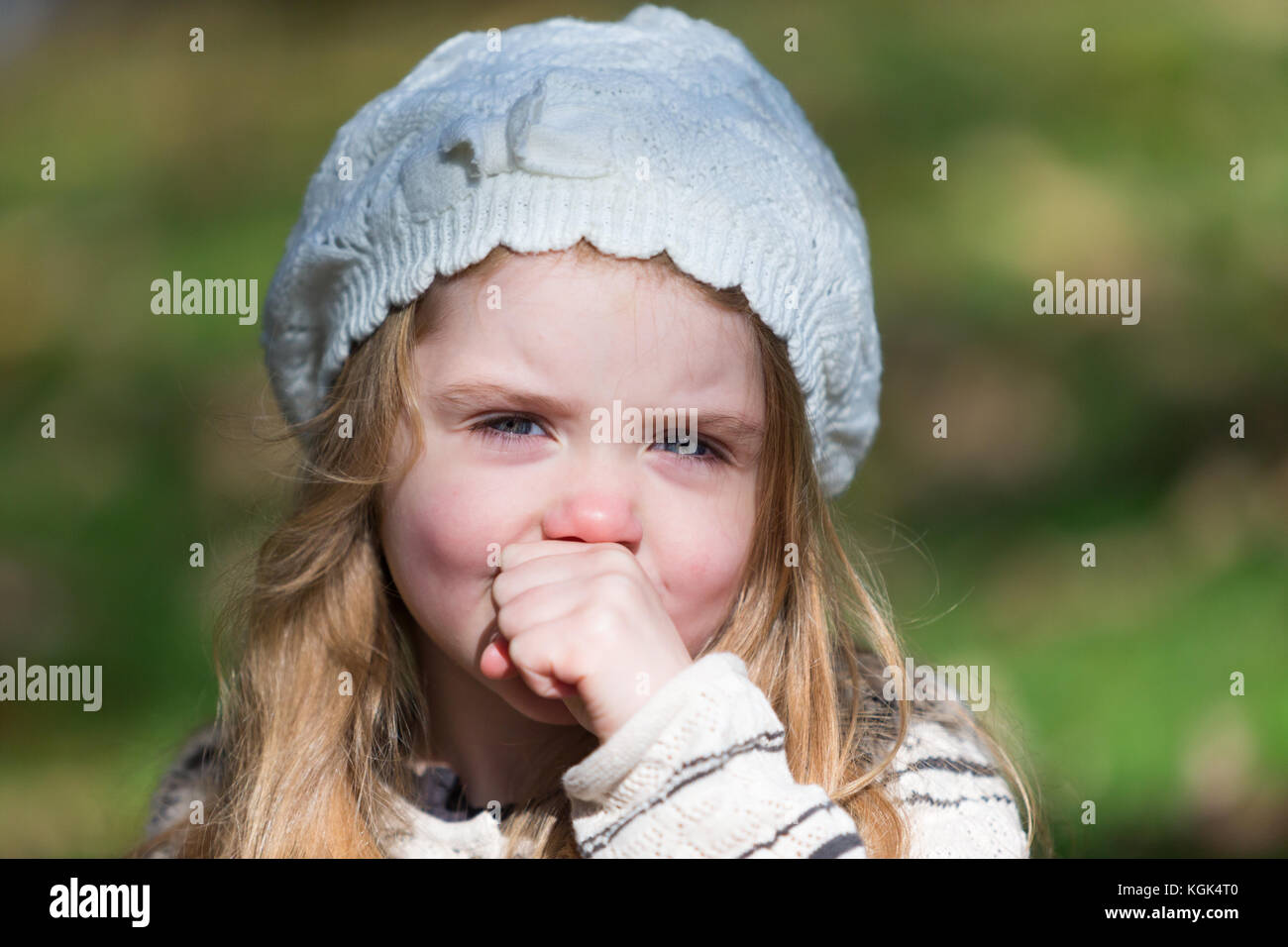 Vier Jahre altes Mädchen draußen in der frischen Luft, Großbritannien Stockfoto