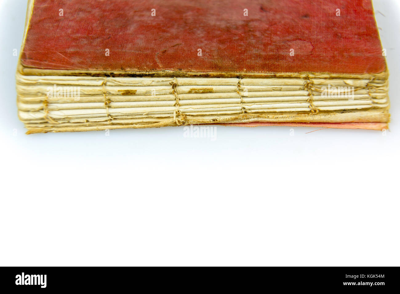 Alte antike getragen Buch mit roten Flecken auf Weiß. vintage Fadengeheftete drucken Veröffentlichung mit herausgerissen Wirbelsäule und sichtbare Gewinde. Stockfoto