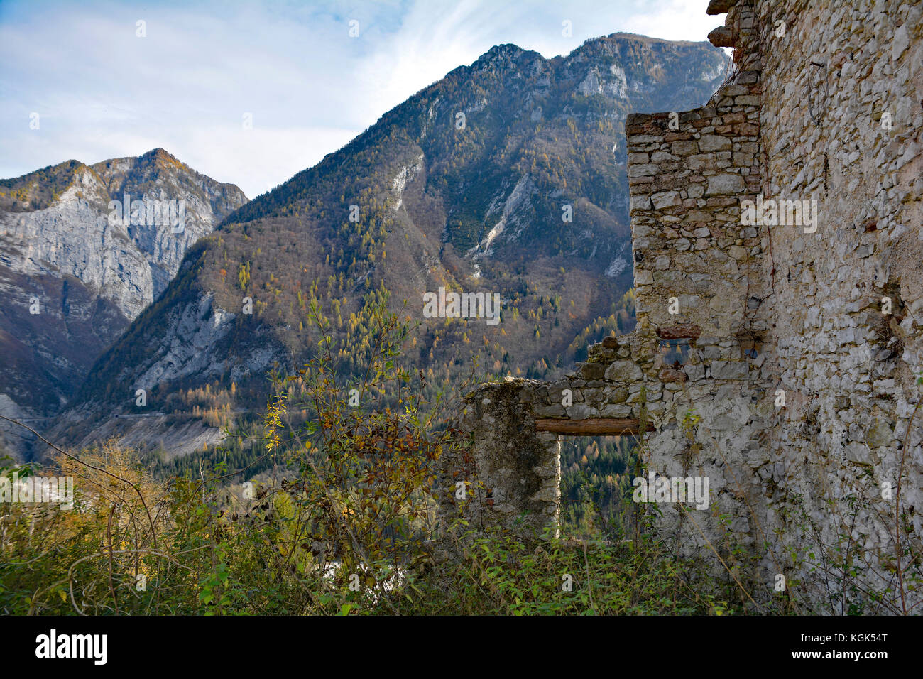 Im Herbst Landschaft um den kleinen Hügel Dorf erto in Friaul-Julisch Venetien, im Nordosten Italiens. Stockfoto