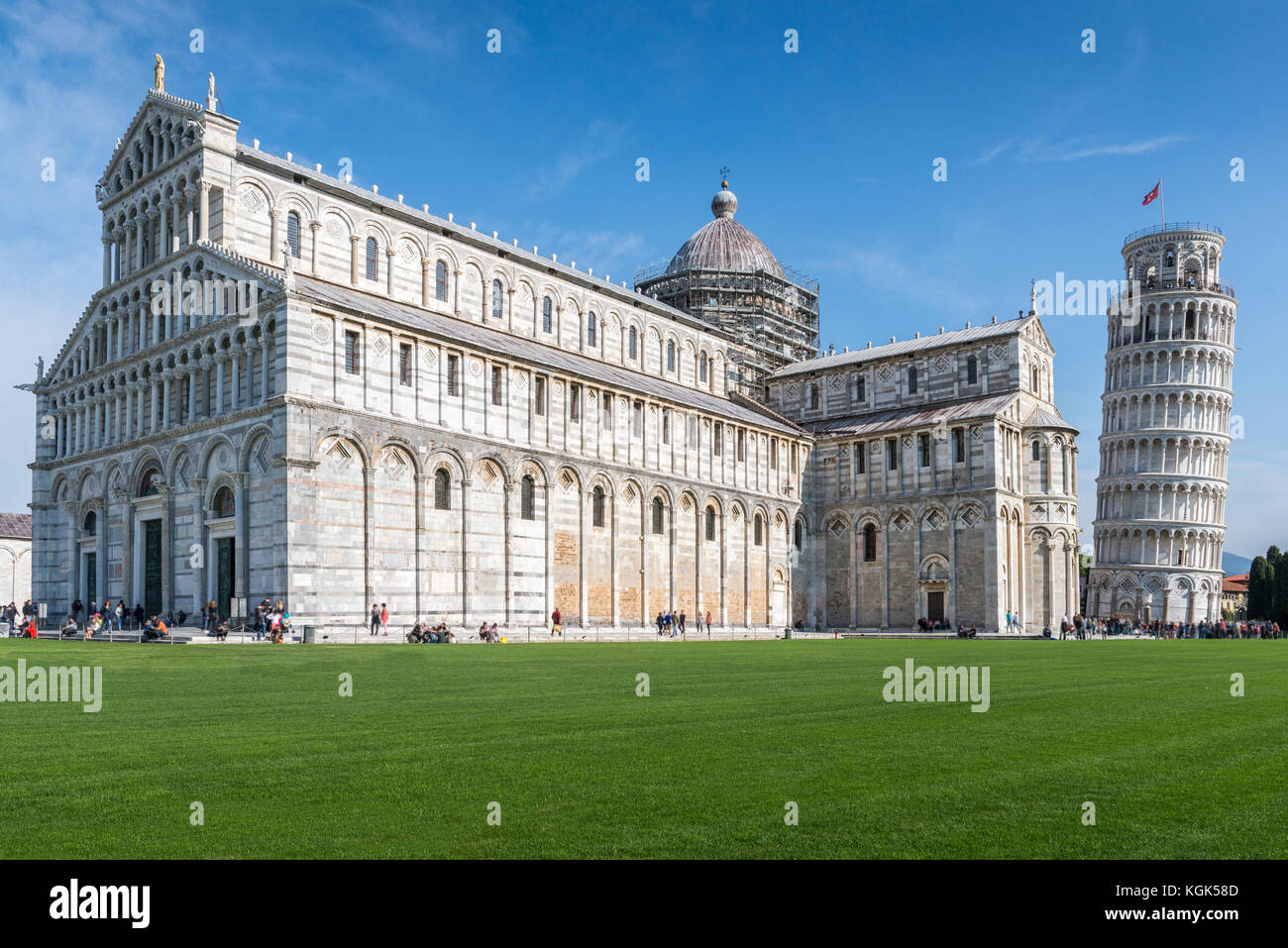 Piazza dei Miracoli formal bekannt als Piazza del Duomo in Pisa, Toskana, Italien, anerkannt als ein wichtiges Zentrum der mittelalterlichen europäischen Kunst Stockfoto