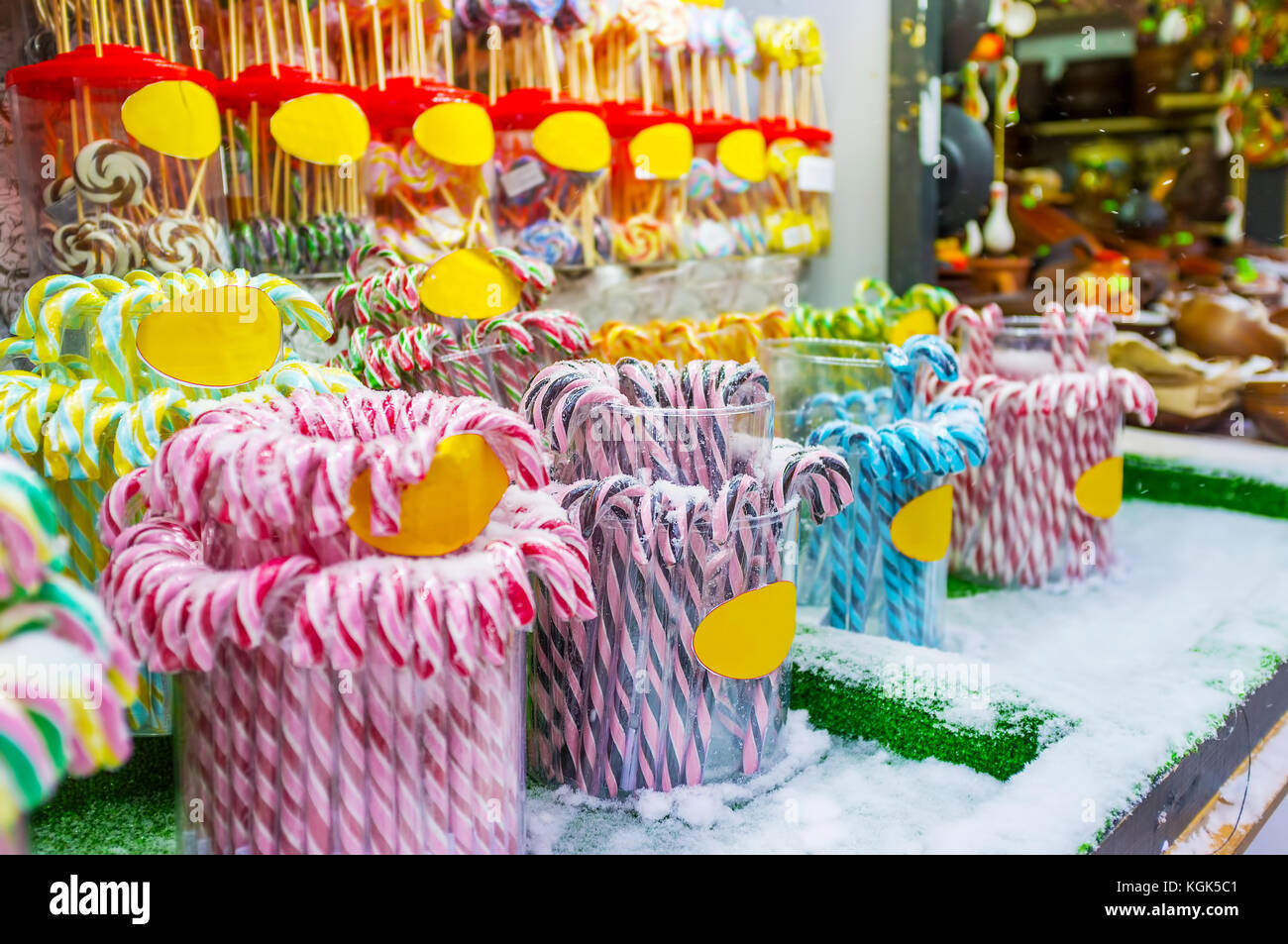 Der Süßigkeitenladen des Weihnachtsfestes bietet eine Vielzahl von Süßigkeiten und Süßigkeiten in Kiew, Ukraine Stockfoto
