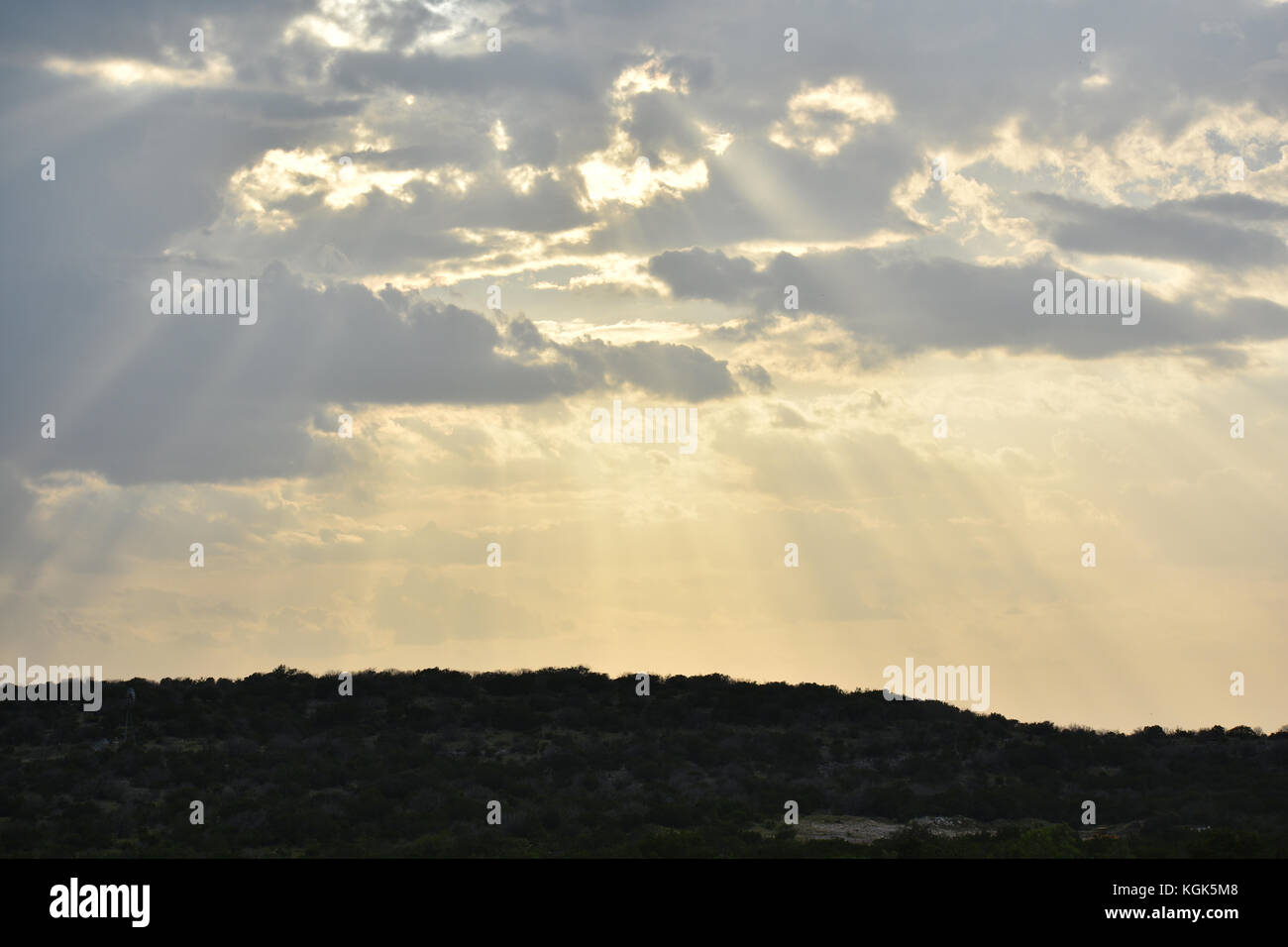 Sonnenstrahlen durch die Wolken Stockfoto