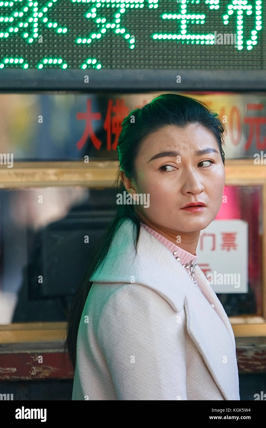 Zhangye, China - Oktober 20,2017: chinesische Frau Fänge Tickets zu einem Box Office am 20. Oktober in China. Stockfoto