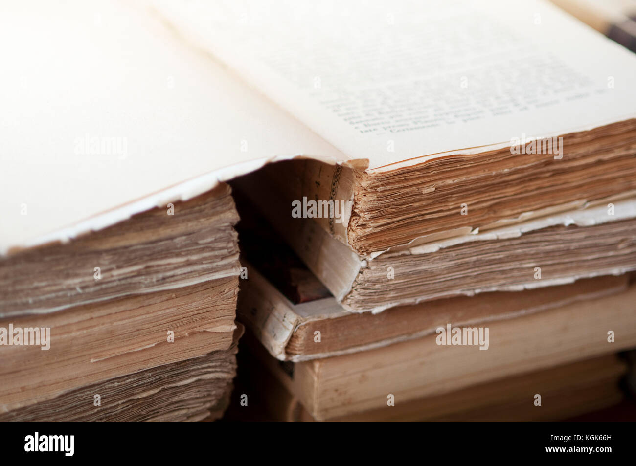 Italienische Flohmarkt, alte Bücher Stapel Stockfoto