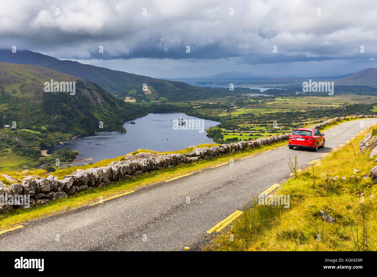 Der Healy Pass ist eine beliebte Touristenroute mit dem Pass auf einer Höhe von 300 m, der einen Panoramablick auf die Bantry Bay im Südosten und den Kenmare River bietet Stockfoto