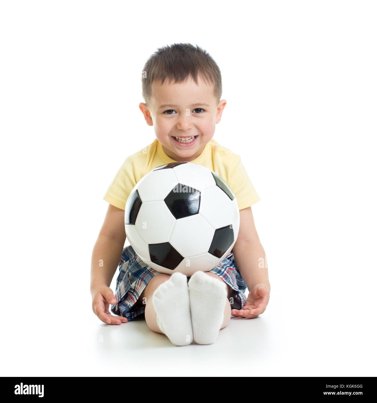 Kleinen Jungen mit Fußball in Weiß isoliert Stockfoto