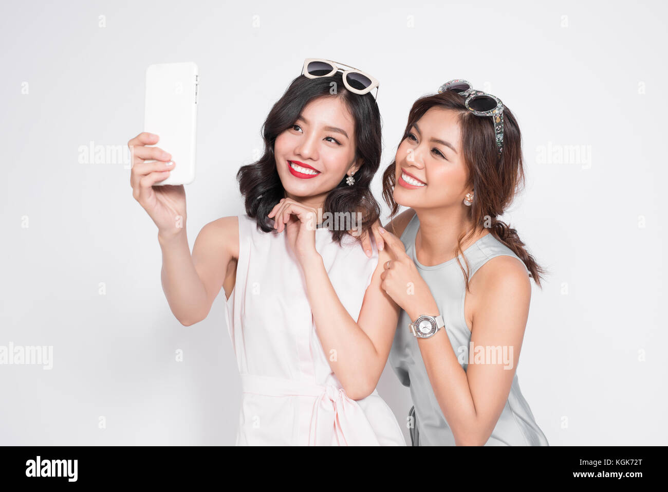 Porträt von zwei schöne asiatische modische Frauen unter selfie Stockfoto