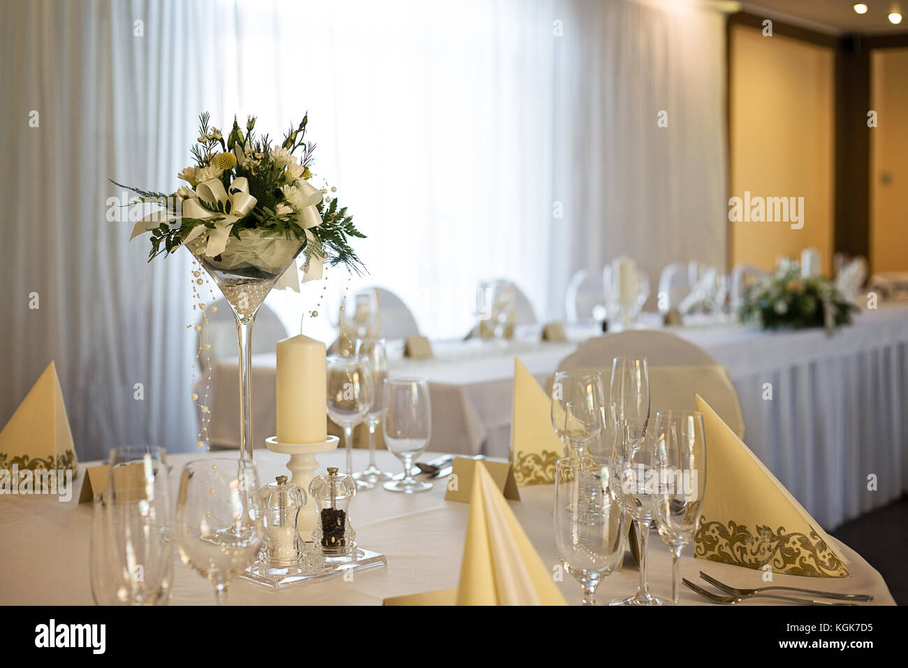 Hochzeit Tischdekoration mit weißen Blume Mittelstück, im hotel restaurant vor der Hochzeit Stockfoto