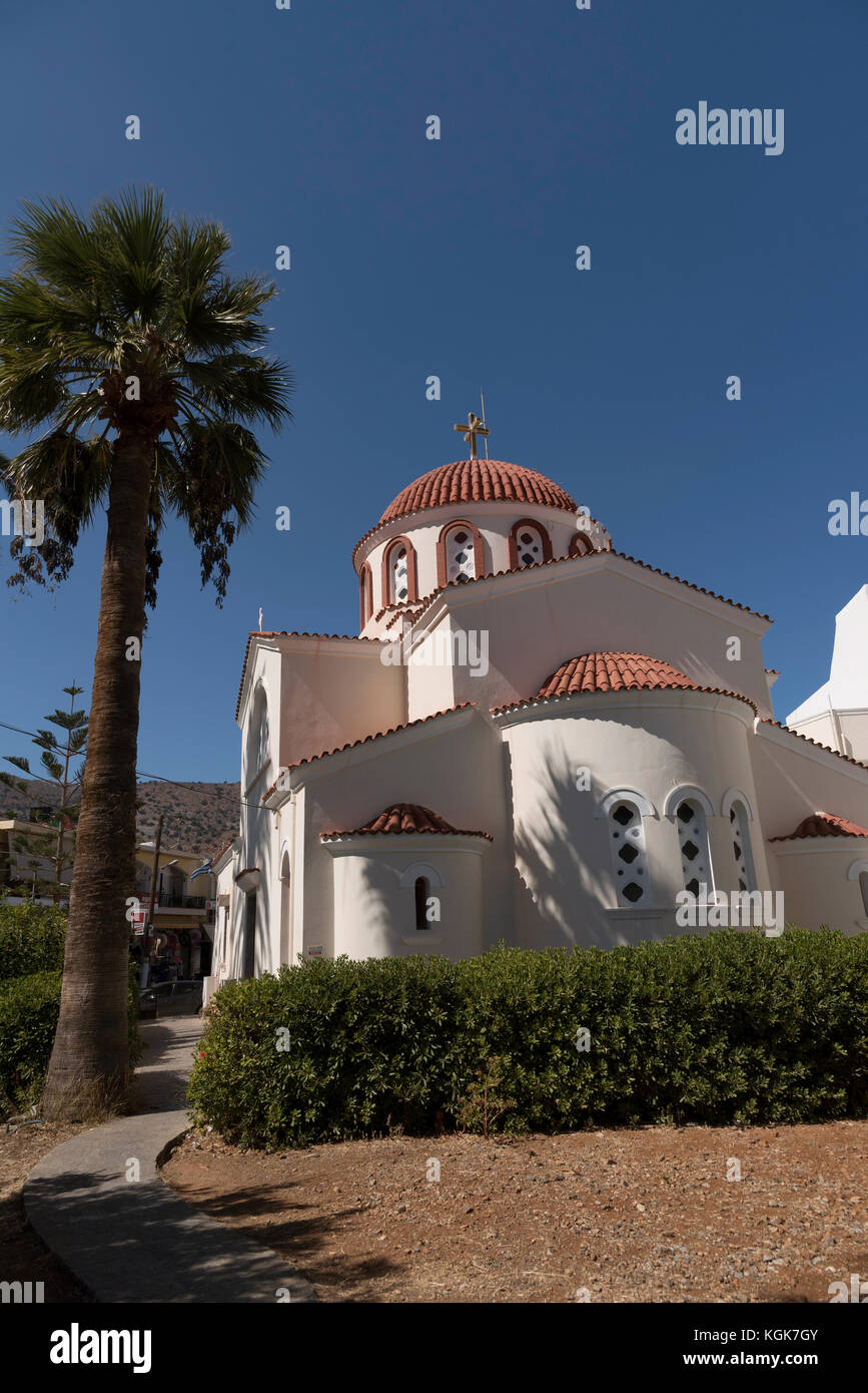 Elounda, Kreta, Griechenland. Oktober 2017. Kretische Kirche mit einem gekachelten Kuppel, die blickt auf den Hafen Stockfoto