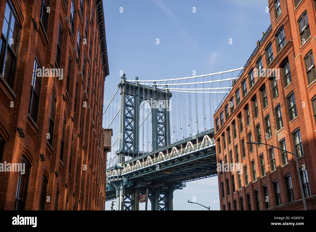 Manhattan Bridge von einem roten Backsteinbauten in Brooklyn Straße in Sicht, New York, USA Stockfoto