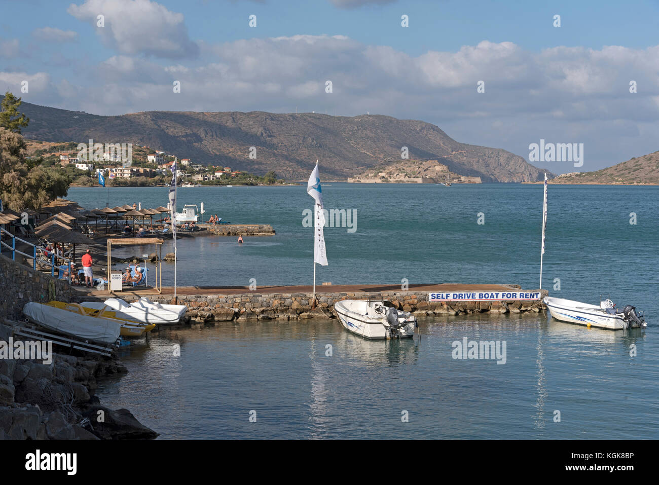 Elounda, Nordkreta, Griechenland. Oktober 2017. Blick auf die Küste in Richtung der Insel Spingalonga mit selbstfahrenden Motorbooten Stockfoto