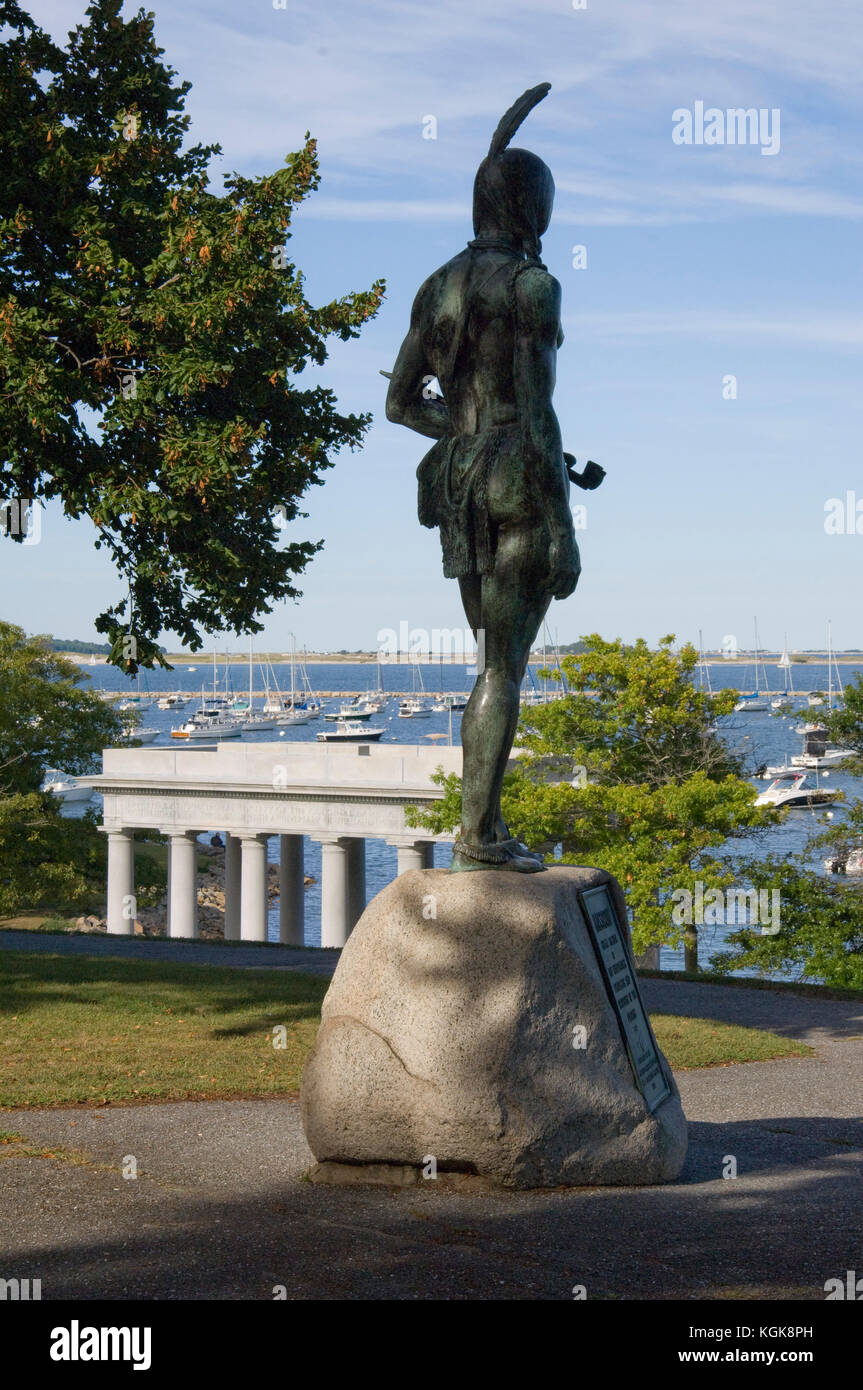 Indische Statue mit Blick auf den Hafen von Plymouth in Massachusetts Stockfoto