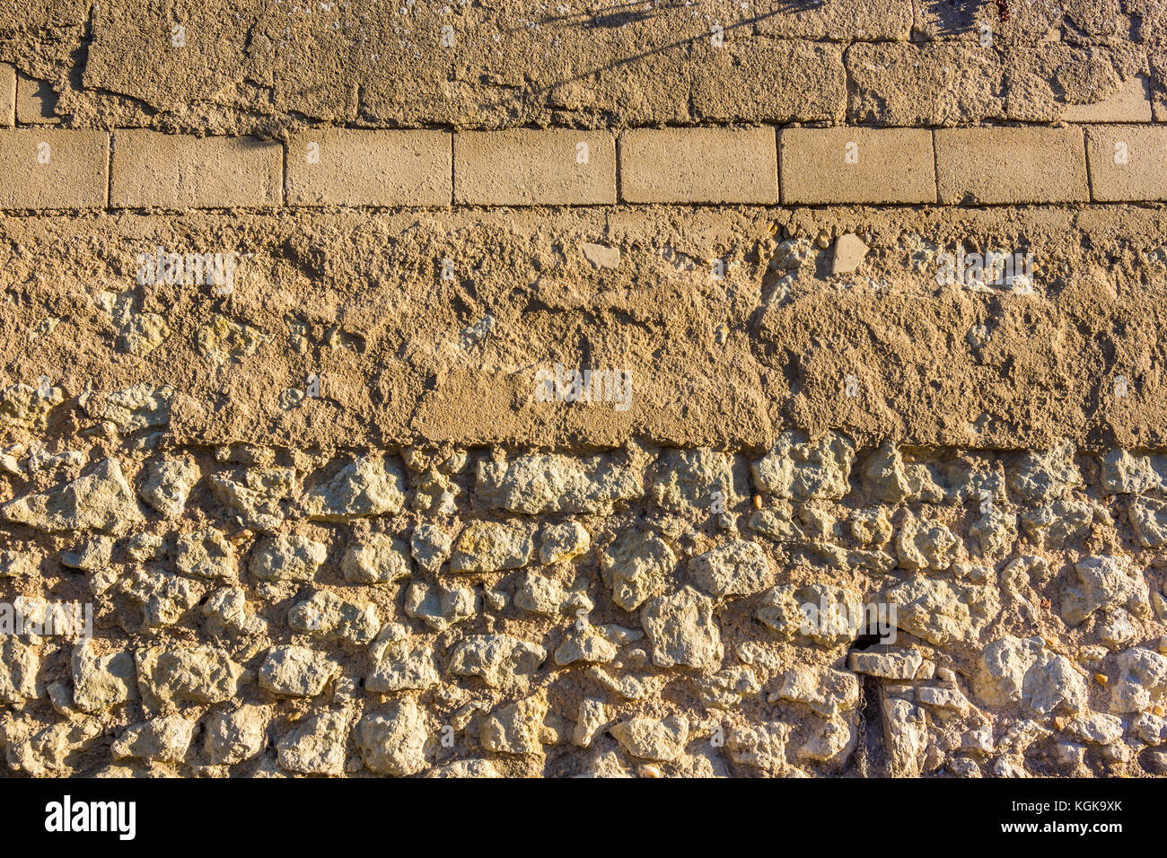 Alte Stein und Breeze block Wand, der Rendering - Frankreich. Stockfoto