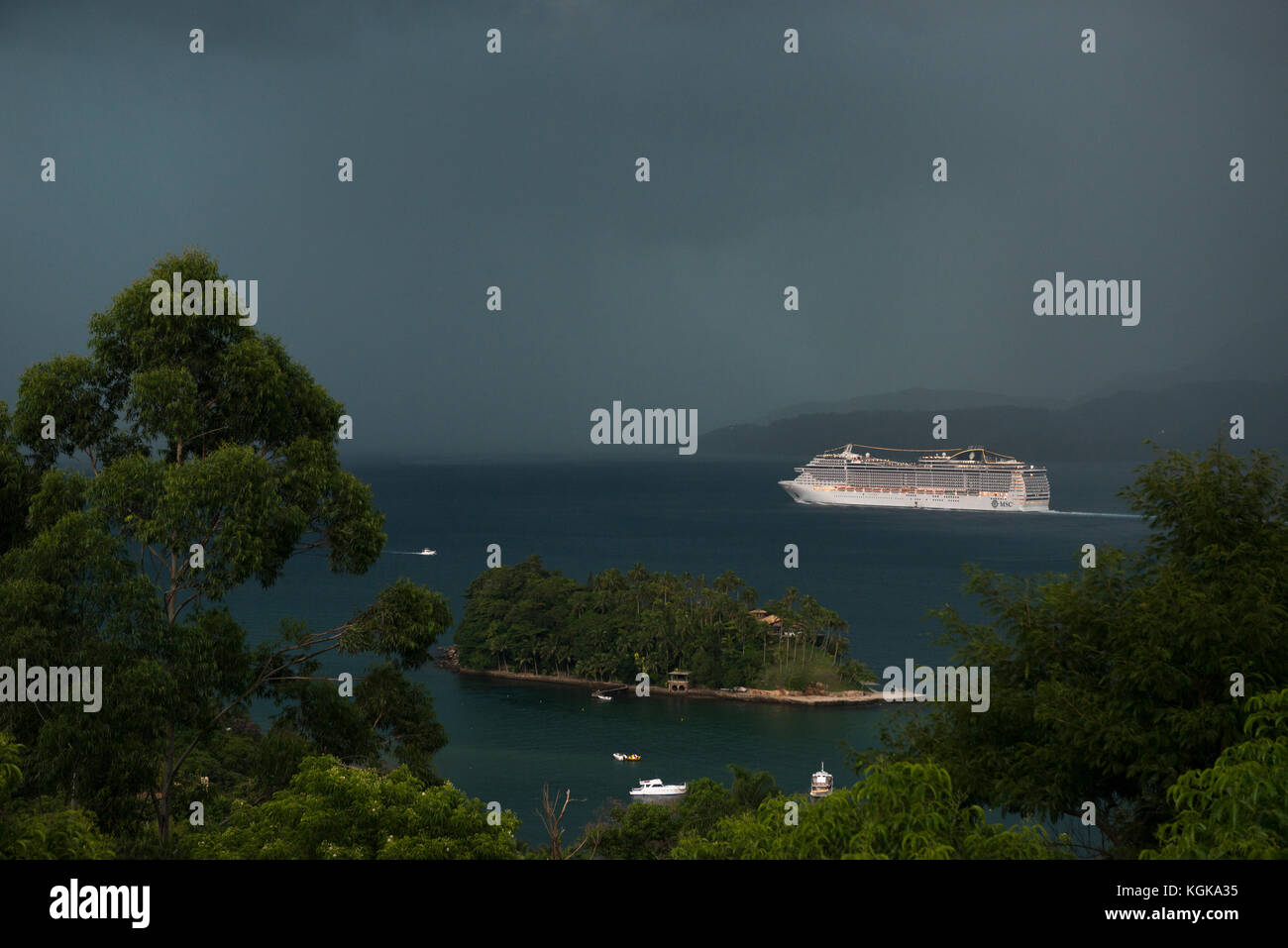 Kreuzfahrtschiff vor einem herannahenden Sturm am Canal de São Sebastião, Ilhabela, Brasilien Stockfoto