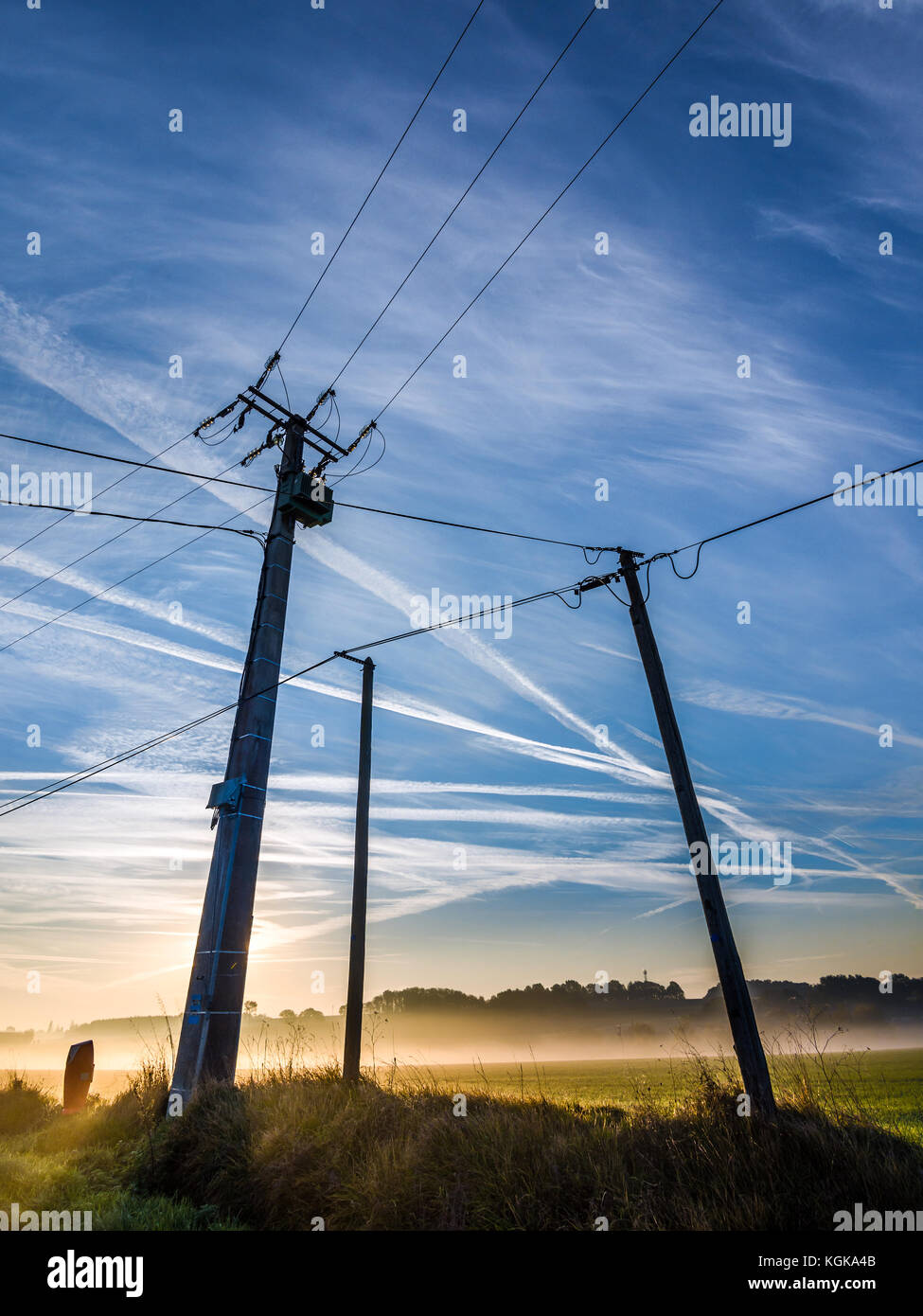 Strom- Linien und Kondensstreifen - Frankreich. Stockfoto