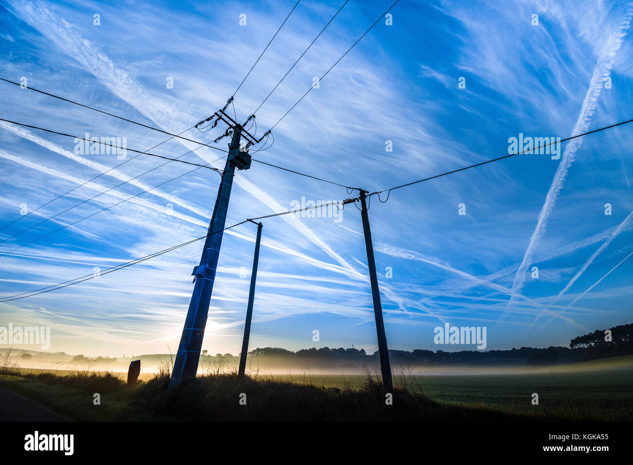 Strom- Linien und Kondensstreifen - Frankreich. Stockfoto