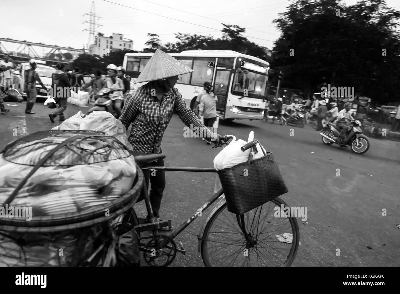 Szene aus außerhalb der großen morgen Gemüse/Obst Großmarkt an der Long Bien Brücke im Zentrum von Hanoi, Vietnam. Fahrräder sind auf maximale geladen. Stockfoto