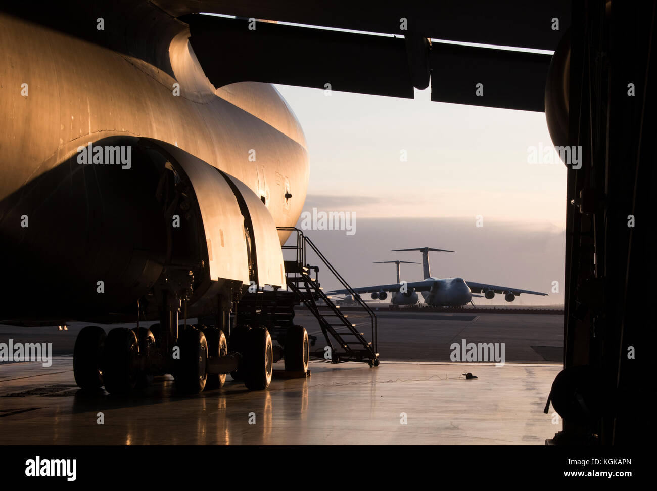 Ein C5-M Super Galaxy innerhalb des Hauses Station prüfen Hänger geparkt Stockfoto