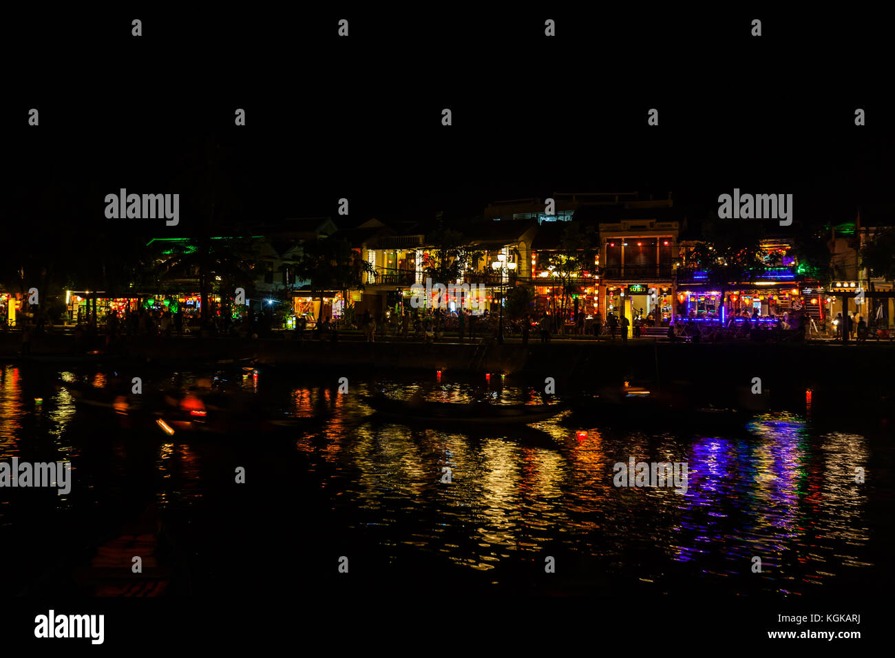 Nacht Szene auf dem Thu Bon Fluss Kanal in der alten Stadt Hoi An, Vietnam. Restaurants, Bars und Geschäfte sind reichlich. Stockfoto