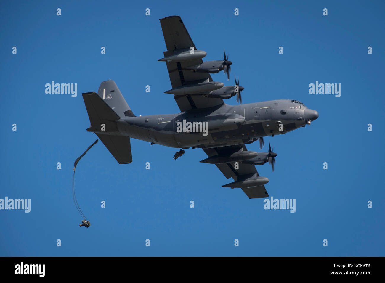 Flieger von der 820th Base Defense Gruppe springen aus einer HC-130J Bekämpfung König II. Stockfoto