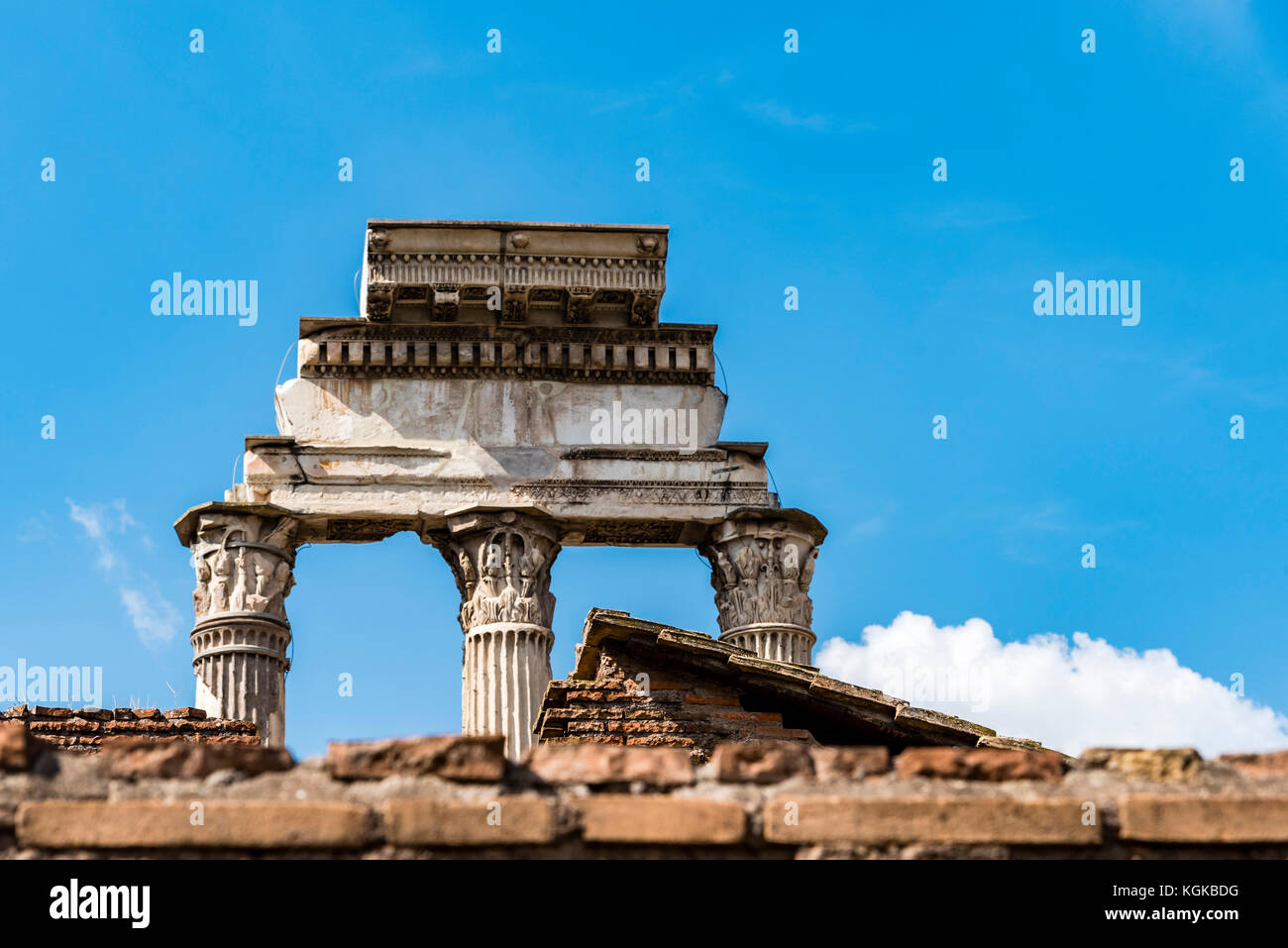 Bleibt der drei Säulen der Tempel von Castor und Pollux, Forum Romanum, Rom, Italien. Tempel Spalte Ruinen der antiken Rom am sonnigen Tag. Stockfoto