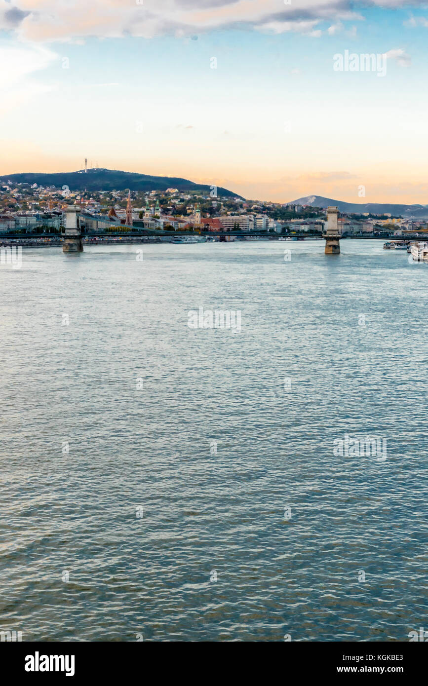 Panoramablick auf die Stadt der Budaer Berge von Donau, Budapest, Ungarn. Stadtbild über den Fluss, die Kettenbrücke und die Budaer Berge. Stockfoto