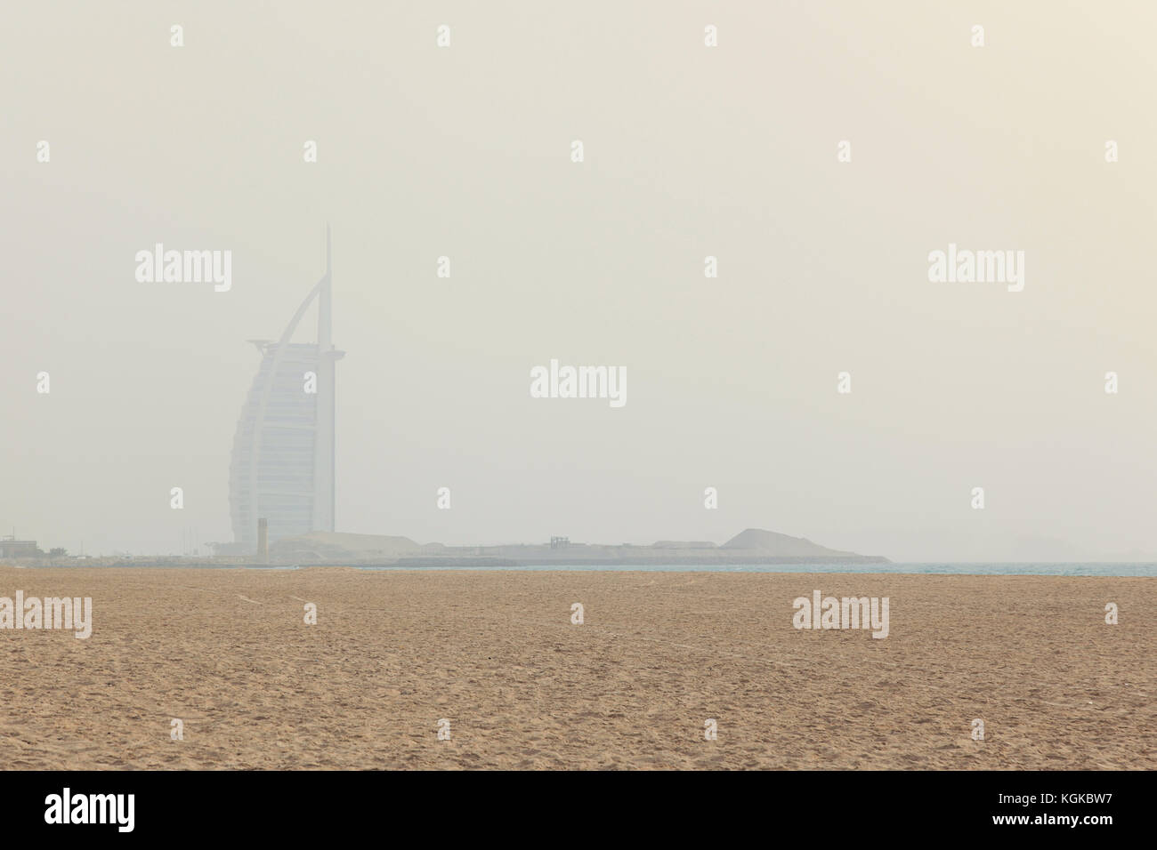 Sandsturm in Dubai, Burj al Arab aus einem nahe gelegenen Strand Blick Stockfoto
