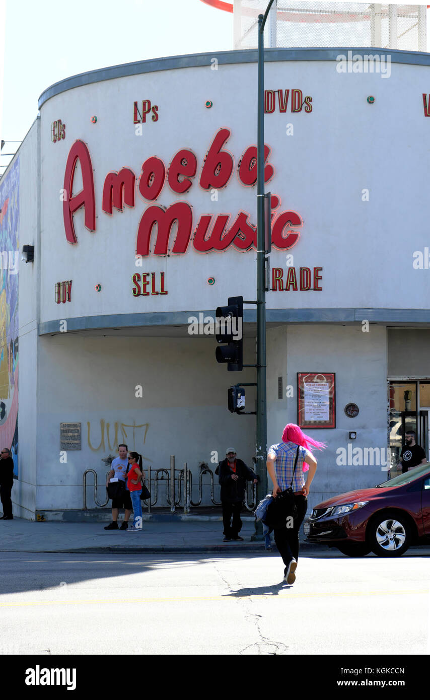 Frau die Kreuzung außerhalb Amöbe Music Records Record Store auf dem Sunset Boulevard in Los Angeles, Kalifornien, USA KATHY DEWITT Stockfoto