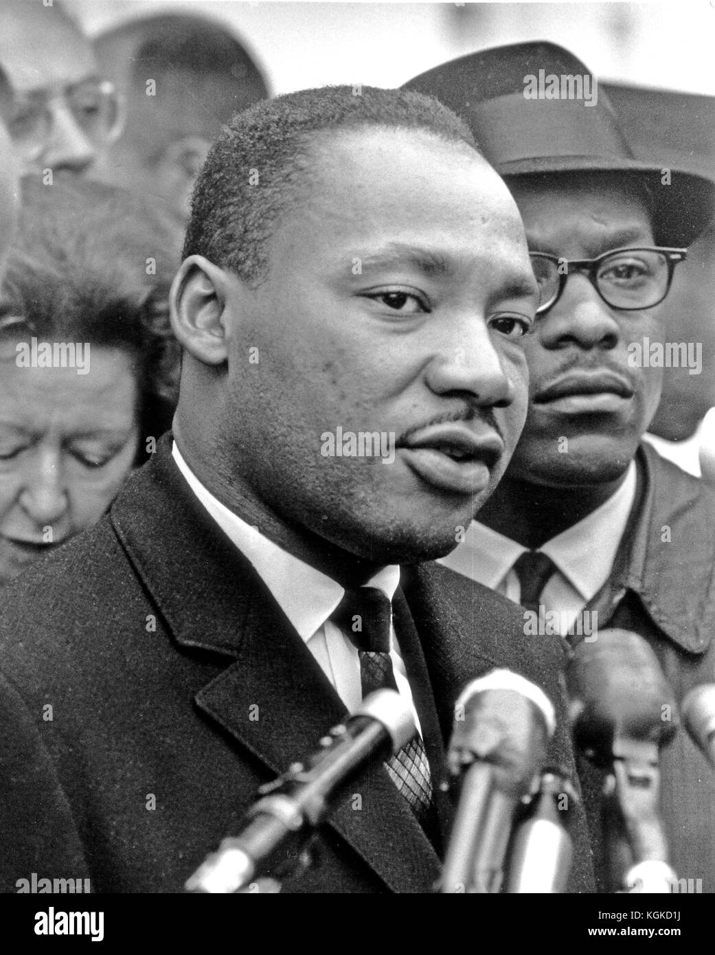 Washington, DC - (AKTE) - Dr. Martin Luther King, Jr. spricht nach einem Treffen im Weißen Haus um 1963 mit Reportern..Credit: ArnieSachs/MediaPunch Stockfoto