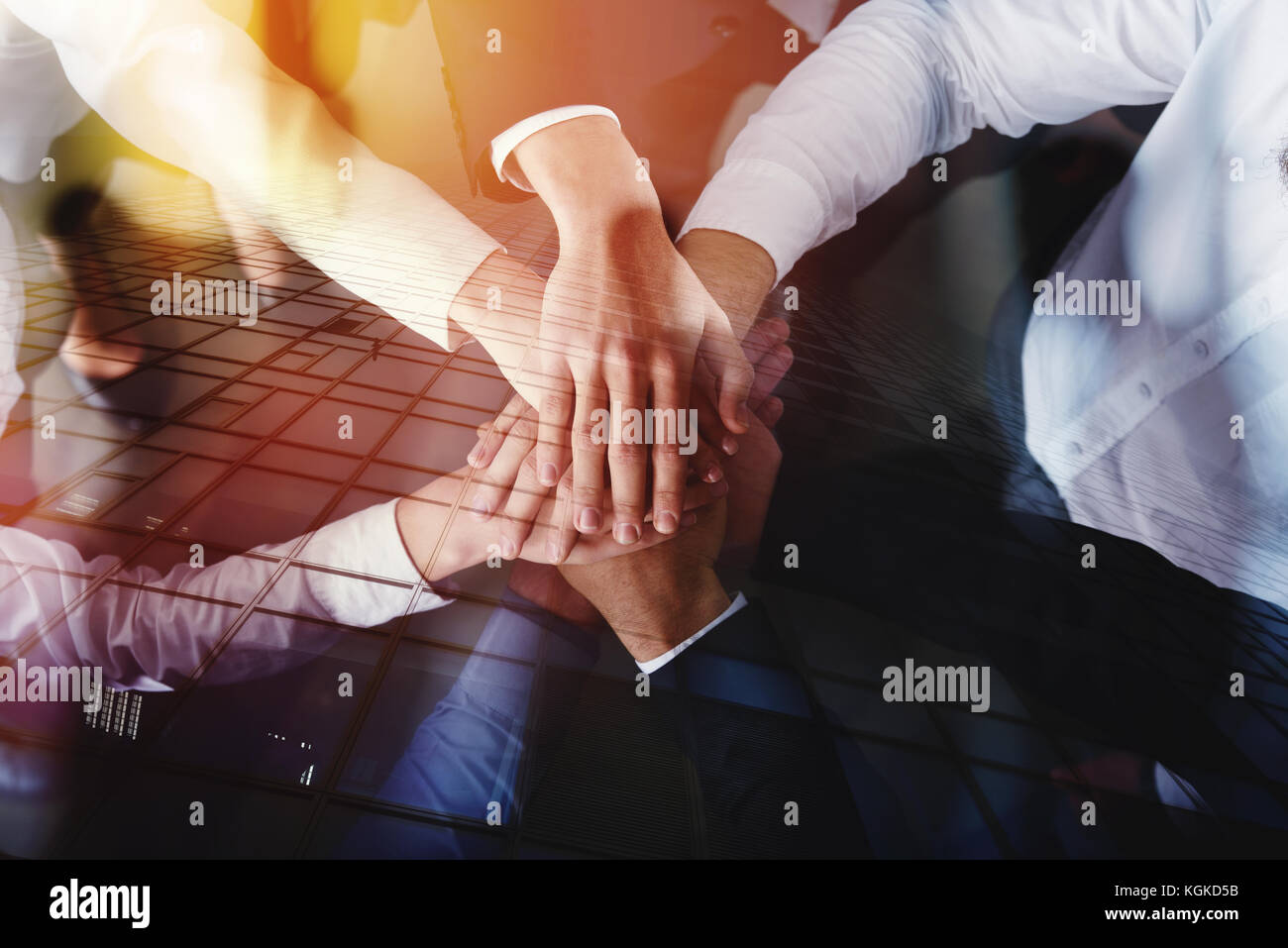 Business Menschen Hand in Hand im Büro. Konzept der Teamarbeit und Partnerschaft. Double Exposure Stockfoto